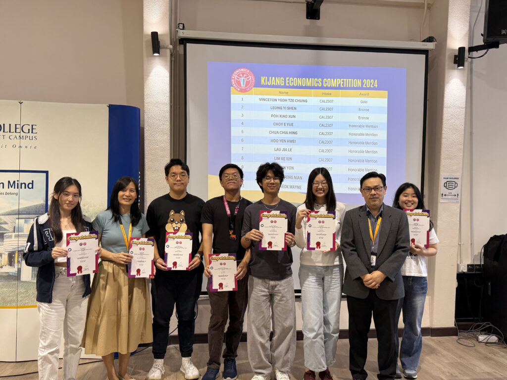 The winners of Kijang Economics Competition alongside their teacher advisor, Ms Lee Bui Bui (second from left)