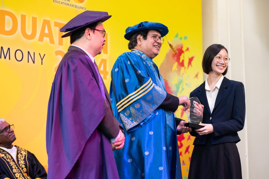 Wong Ching Shuen, the Top in the World AS Level Physics recipient